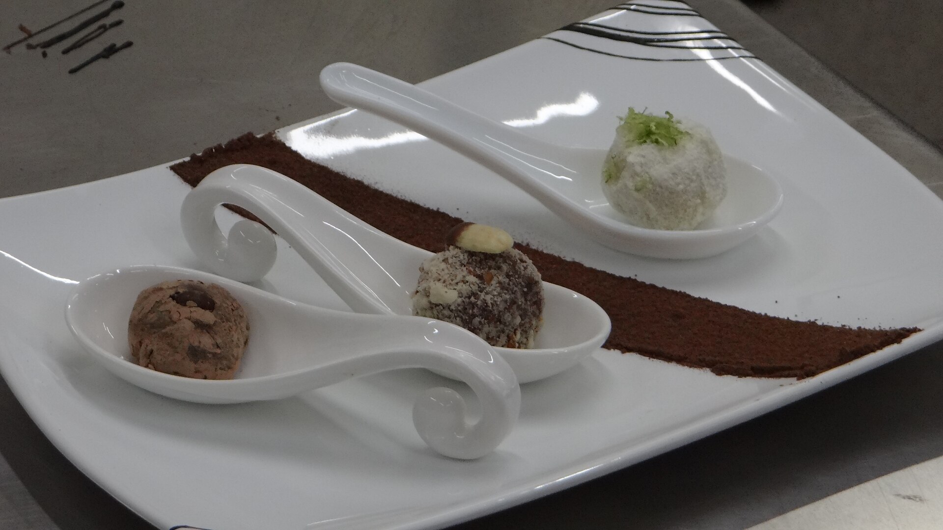 Foto real de pratos da gastronomia mineira servidos em panelas de barro